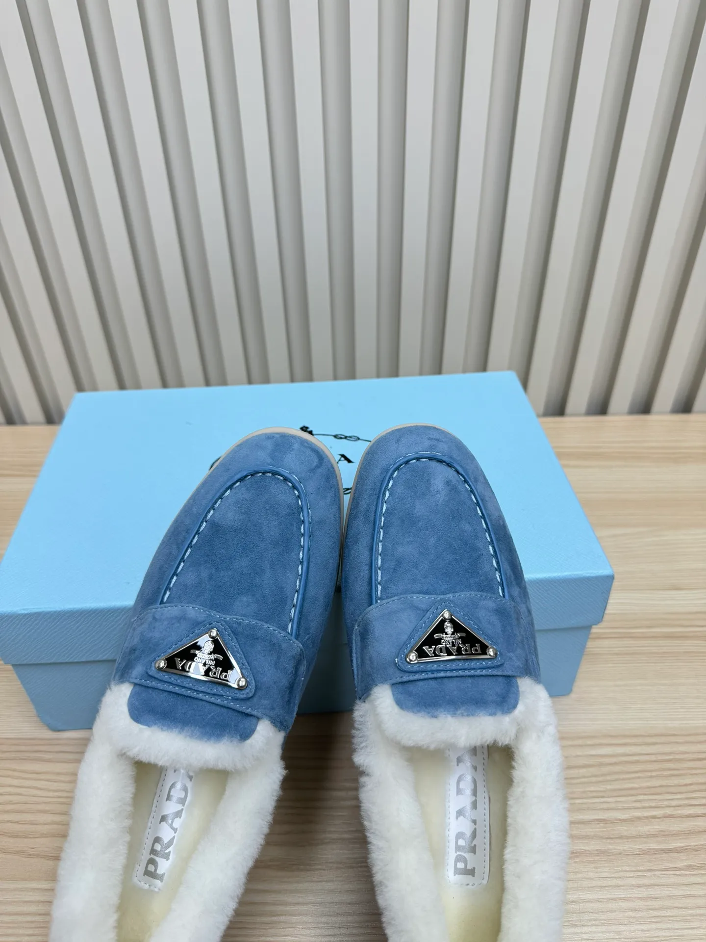 p580 Prada couple loafers｜Winter warmth and good looks at the same time online❄️👫 This is the C position of the shoe cabinet this autumn and winter! Prada's new couple's loafers are high-end yet still stylish~ ✨Imported frosted cowhide fabric, exquisite texture and high-end at first glance 🐑Australian imported sheepskin fur integrated lining, maximum warmth retention! It is also super warm to wear in winter in the north. 🔺The classic triangle logo embellishes the upper, which is simple and elegant, with perfect recognition. 💯Original TPU absorbent film outsole, non-slip, wear-resistant and durable. A must-have item for couples to go out on the street! The upper foot instantly enhances the overall outfit level, whether it is paired with a coat or a down jacket, it looks great ~ #Prada Loafers #coupleshoesrecommend #wintermusthaveshoes #luxurywear Outfit Fabric: Imported two-layer frosted cowhide Lining: Sheepskin imported from Australia One piece Outsole: Original Tpu absorbent film outsole Female size: 35~41 (customized in 41) Male size: 39~45 (customized in 45)